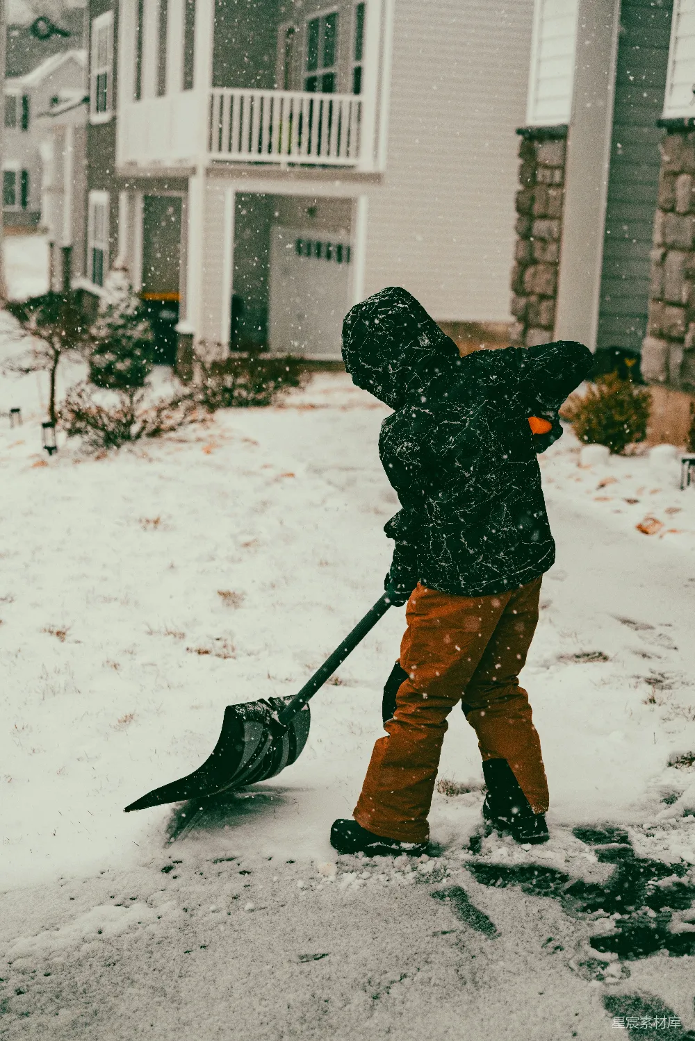 高清摄影 一个手持雪铲的人在雪中