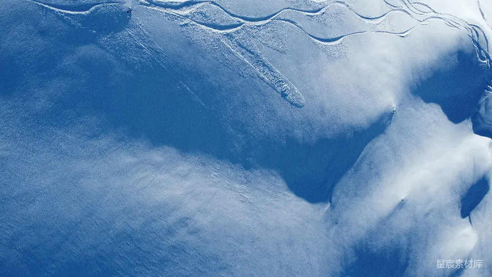 高清摄影 覆盖着白雪的山峰，背景是蓝天。