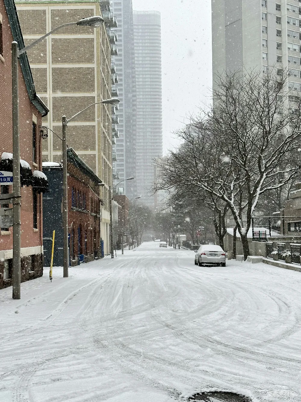 高清摄影 城市街道被雪覆盖，背景是建筑物。
