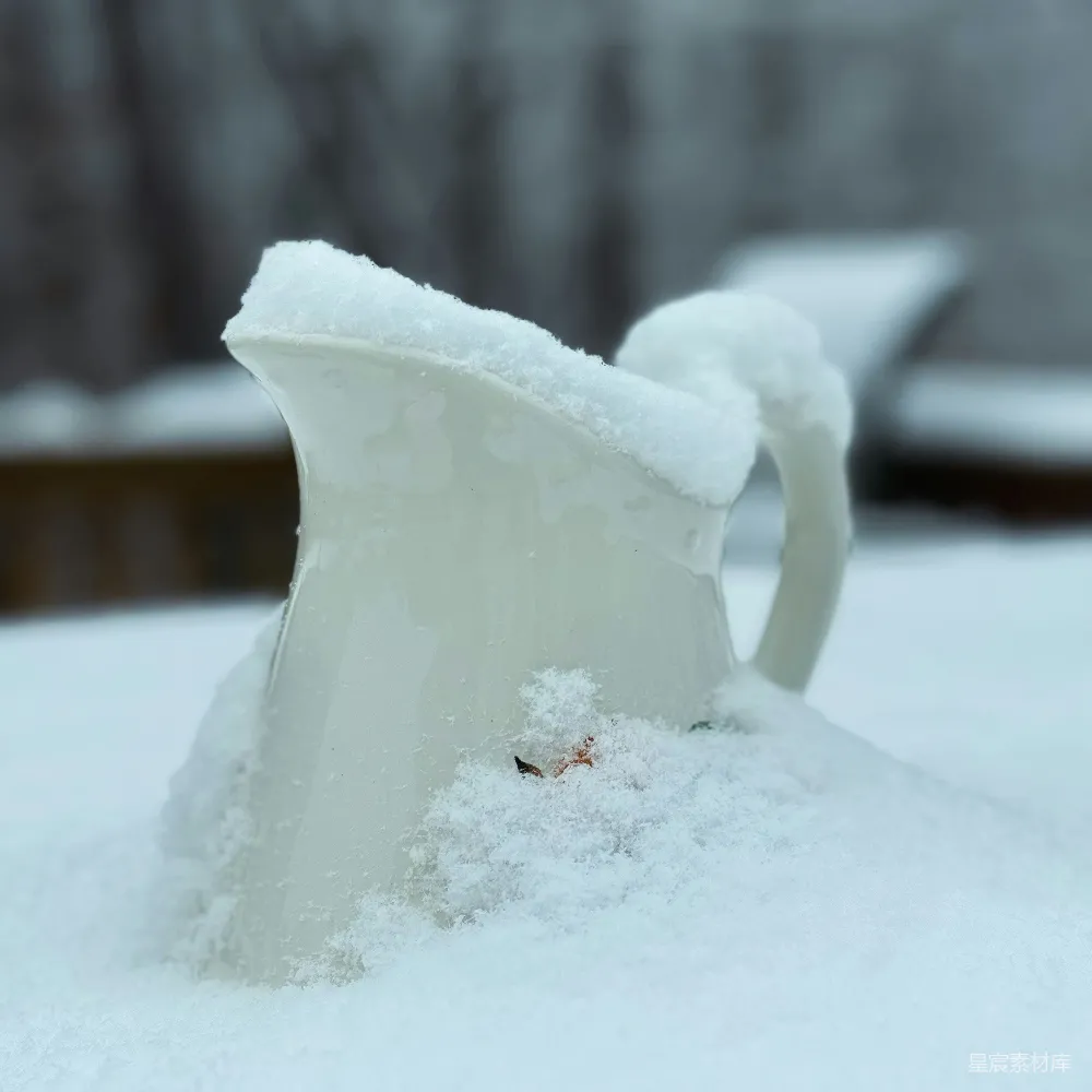 高清摄影 覆盖着积雪的水壶放在一堆积雪之上