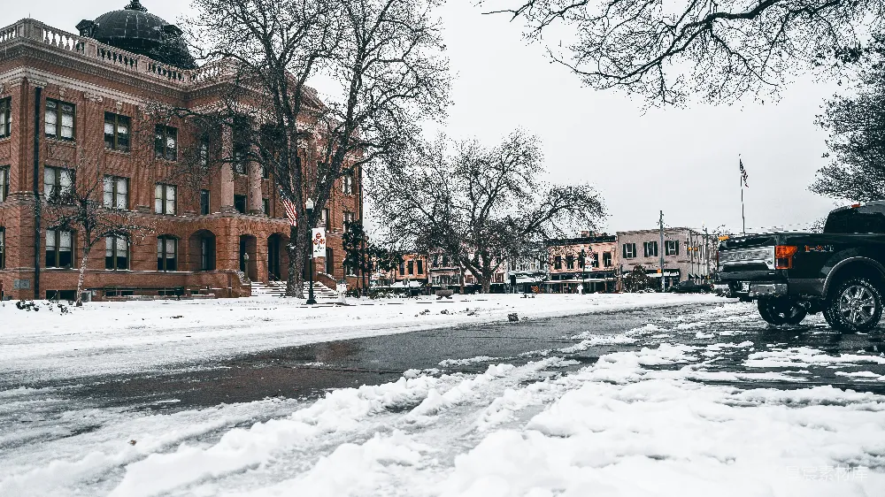 高清摄影 一辆卡车停在雪地里的街道上。
