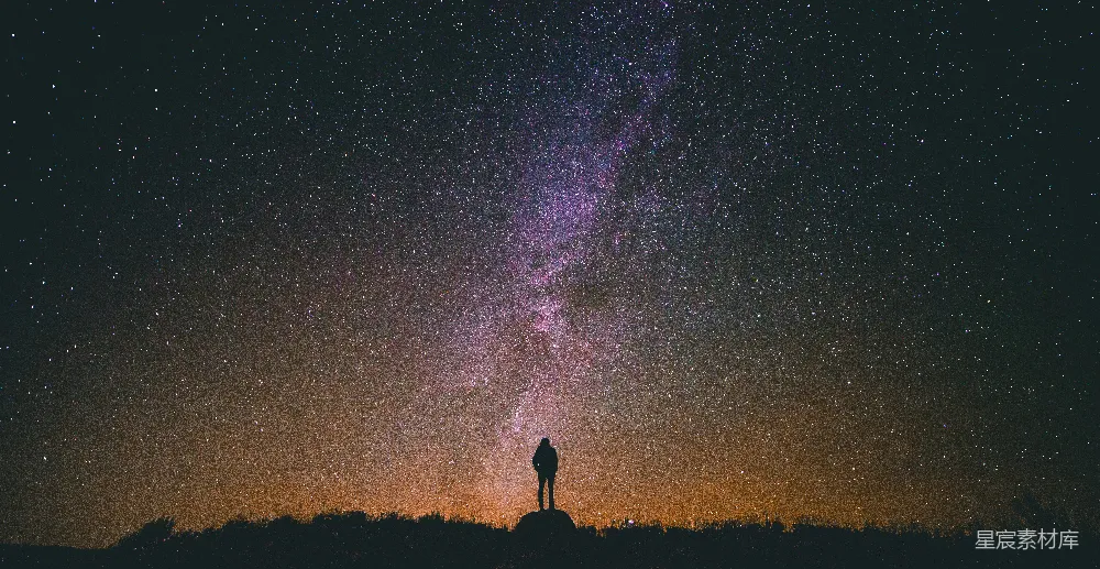 高清摄影 岩石旁站立的男人俯视天空的轮廓