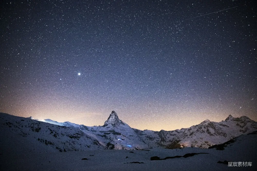 高清摄影 夜空下白雪覆盖的山峦