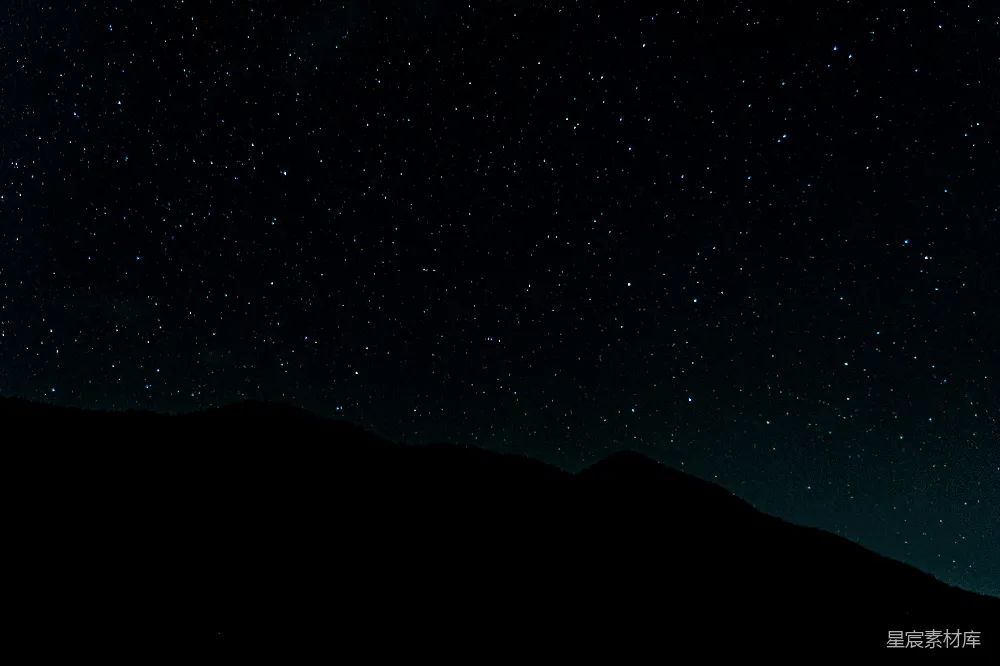 高清摄影 夜空满是繁星，山峦之上。
