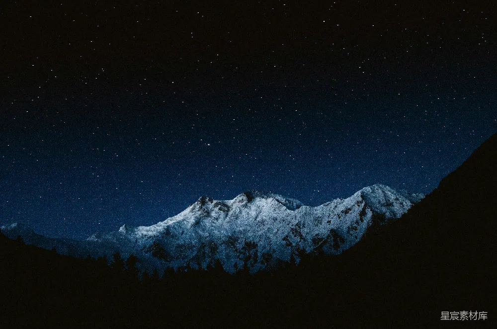高清摄影 夜雪覆顶的山峦
