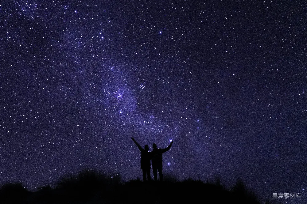 高清摄影 星夜下站立于草地之上的男子轮廓