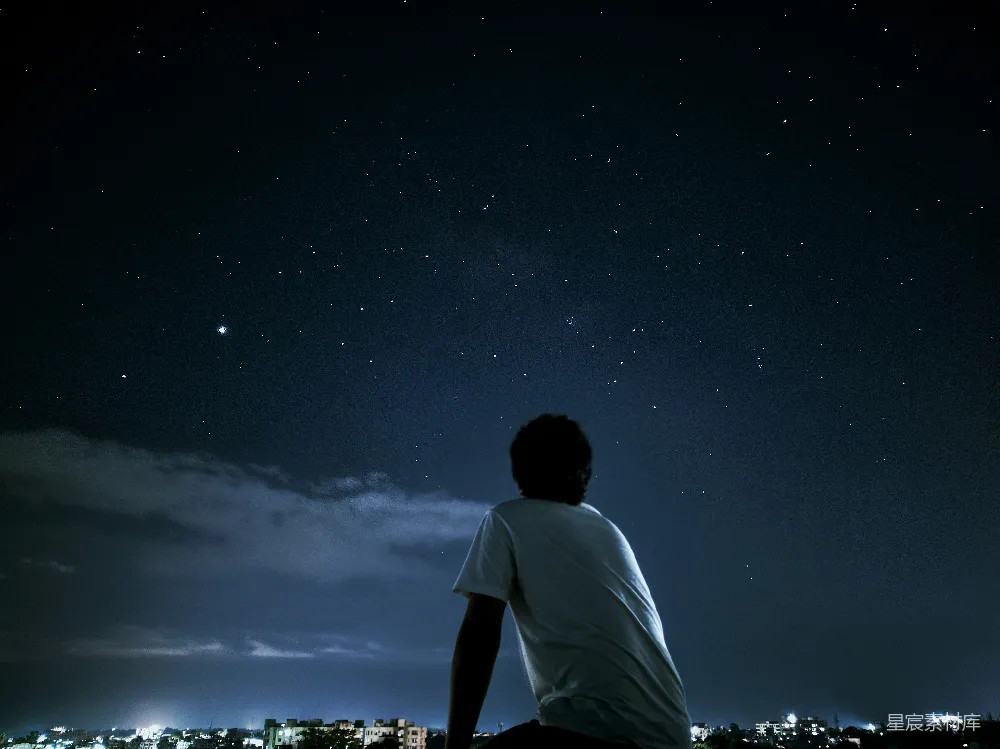 高清摄影 白色T恤的男人站在夜晚的田野上