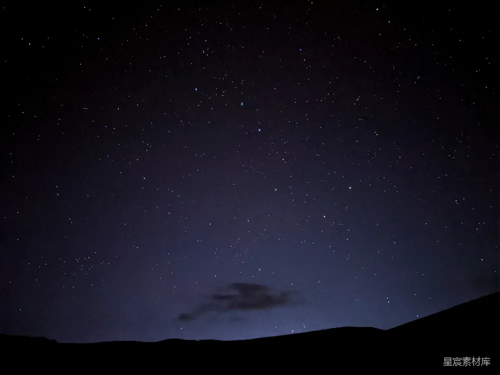 高清摄影 满天星斗与几朵云彩的夜晚天空