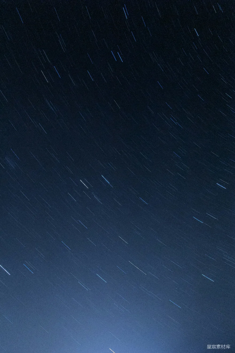 高清摄影 夜空中有繁星闪烁，建筑之上