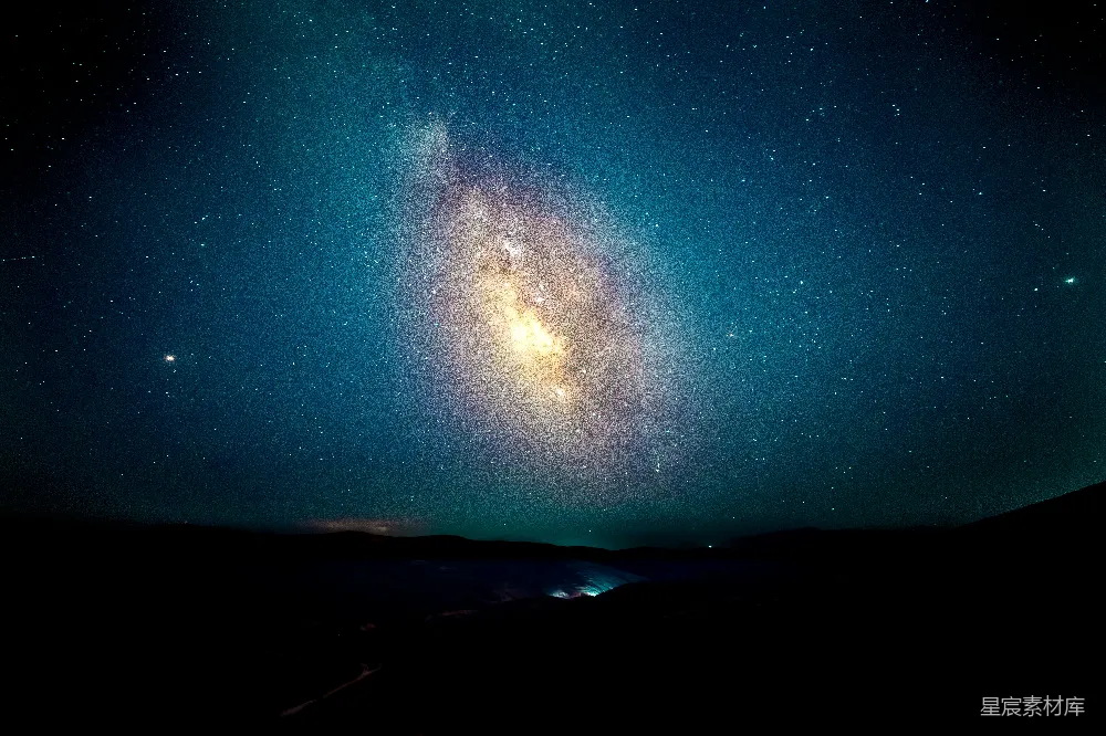高清摄影 夜空中山峦的轮廓映衬着繁星
