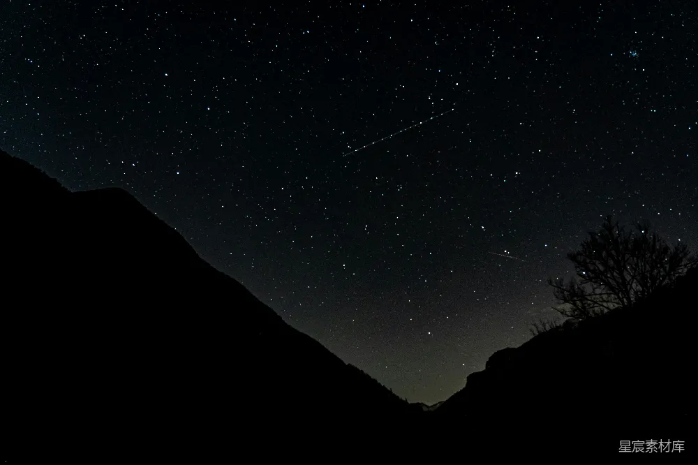 高清摄影 星空之下，山峦之上闪烁群星