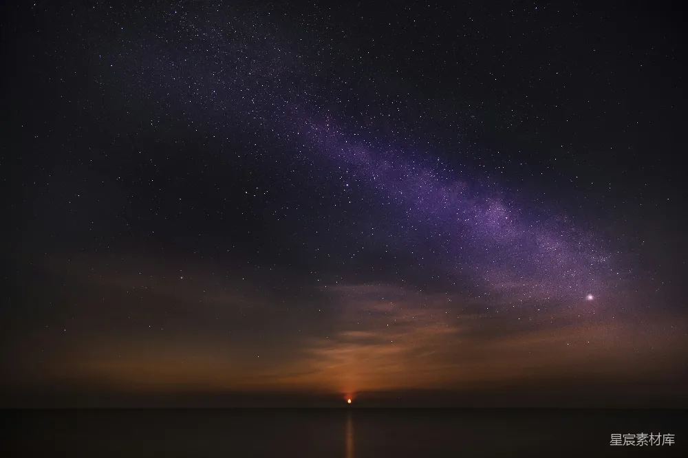 高清摄影 夜空之上，满是繁星闪烁在海面上。