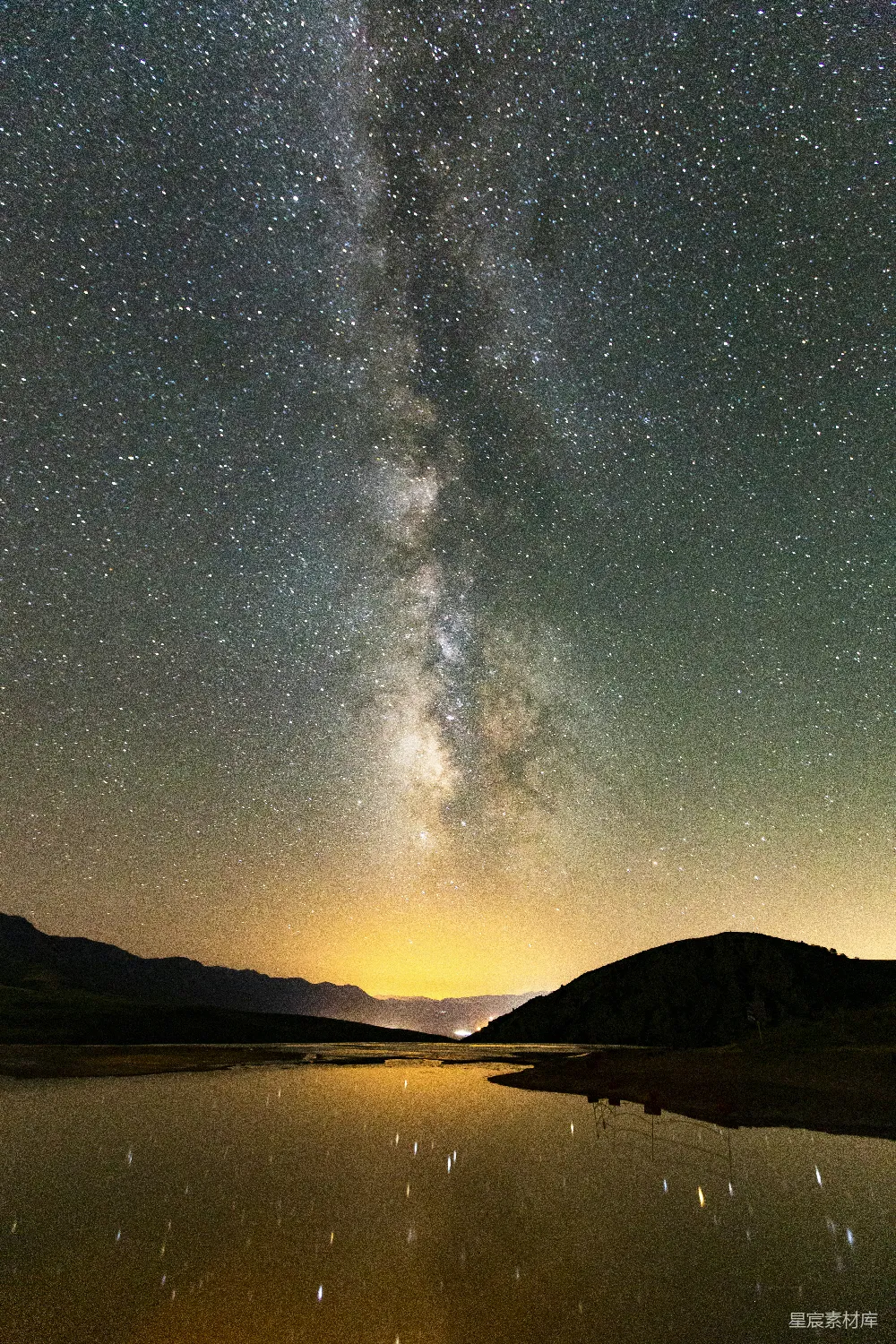 高清摄影 夜空满是星星，在一片水体之上