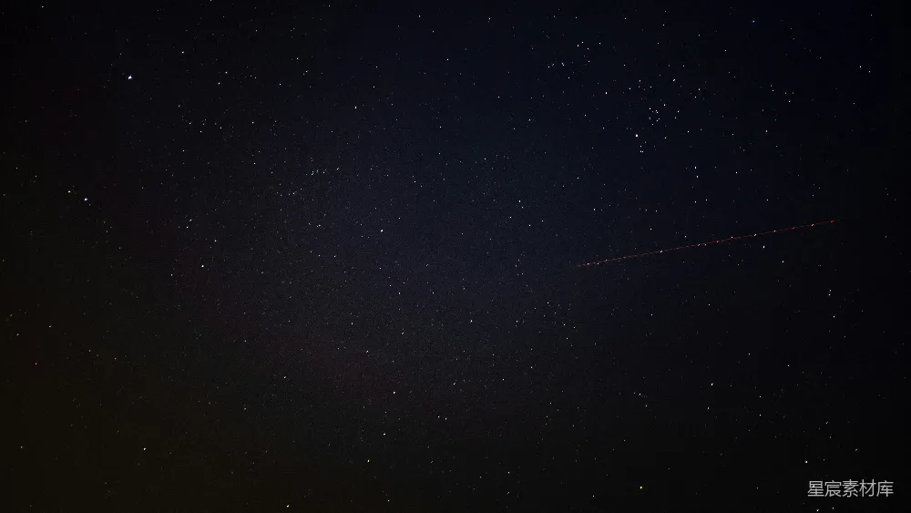 高清摄影 夜空中有星星，远处有一架飞机。