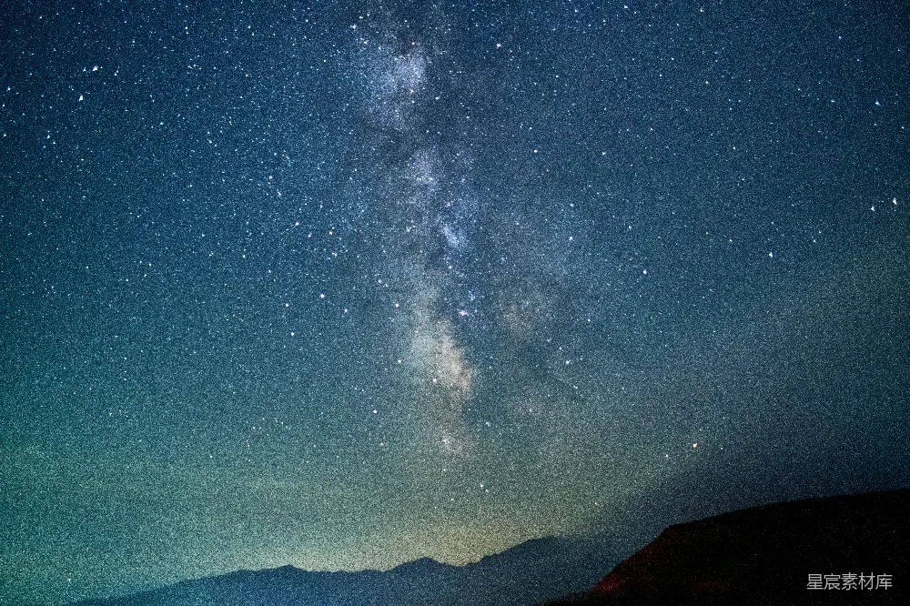高清摄影 夜空中的景色，背景是银河。
