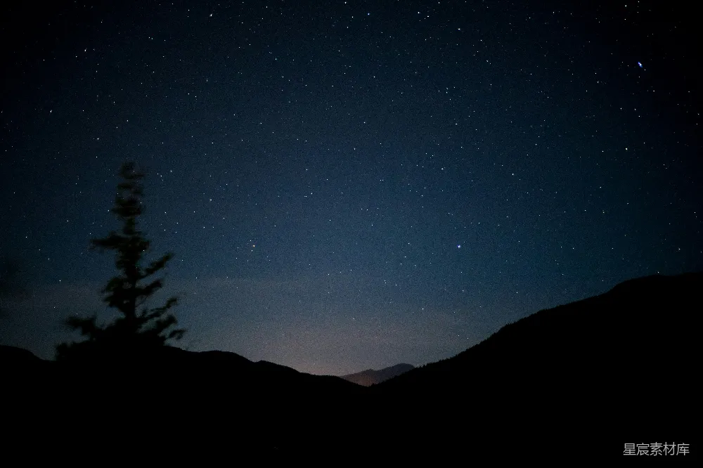 高清摄影 夜空中繁星点点，山峦在上。