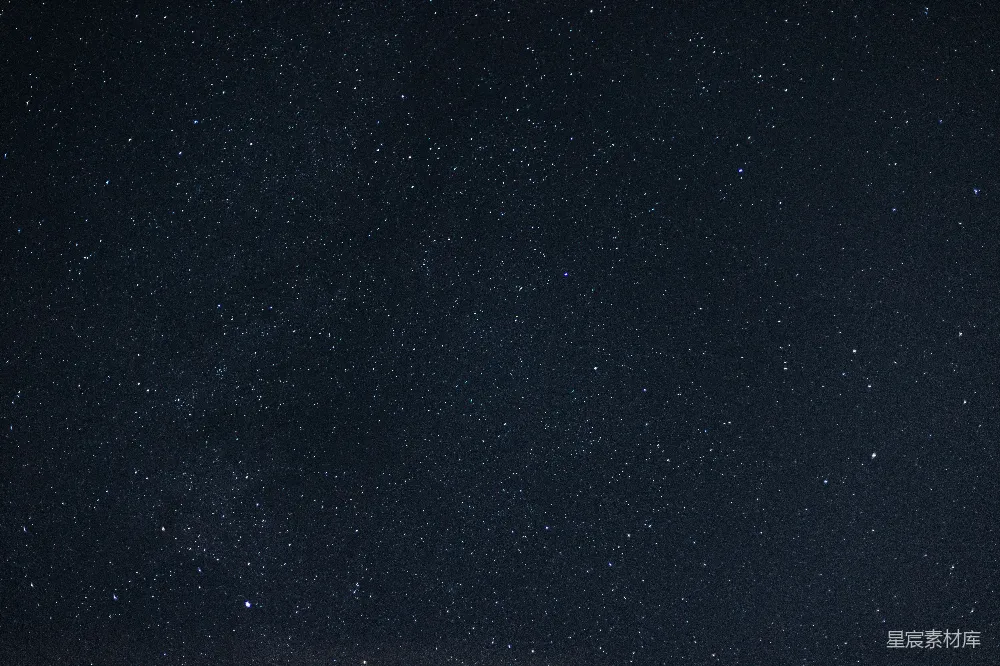 高清摄影 一个人在夜晚的海滩上站立着一块冲浪板。