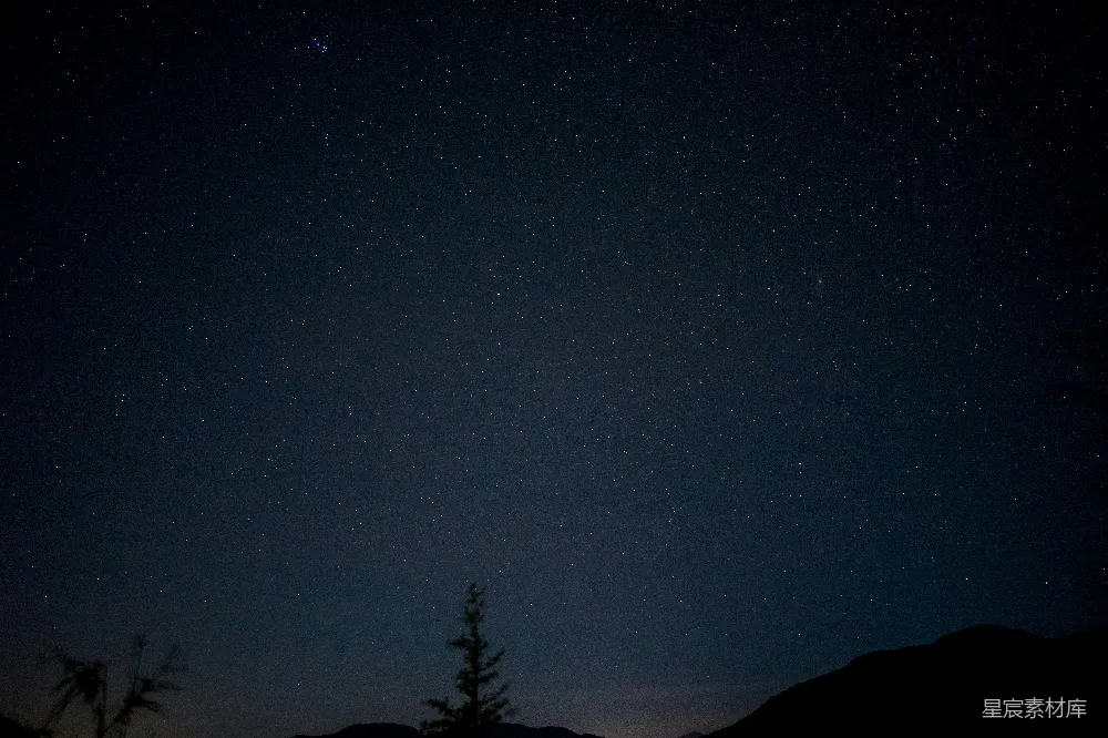 高清摄影 夜空繁星点点，山峦之上。