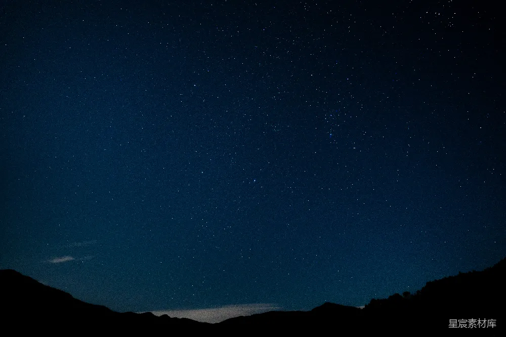 高清摄影 夜空繁星点点，山峦在上方辉映。