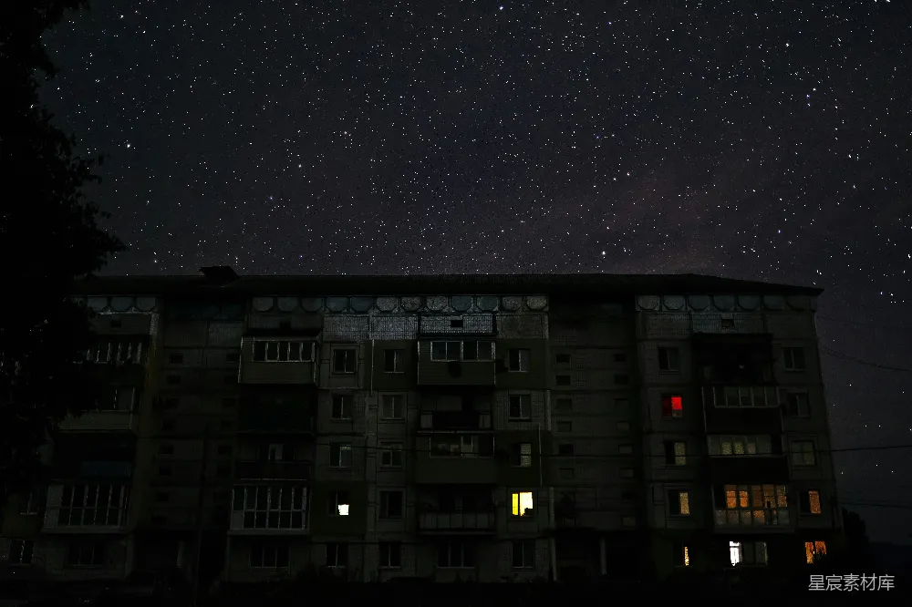 高清摄影 星空下的白黑混凝土建筑