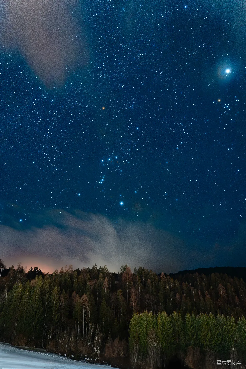 高清摄影 夜空布满了星星和云朵