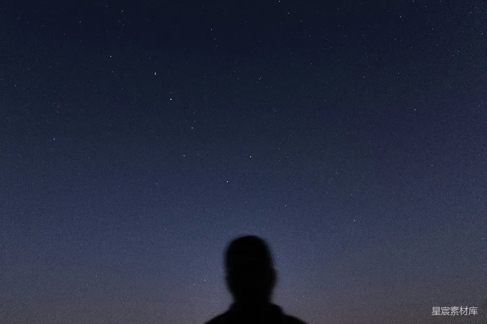 高清摄影 黑色夹克的男人站在夜晚的蓝天之下。