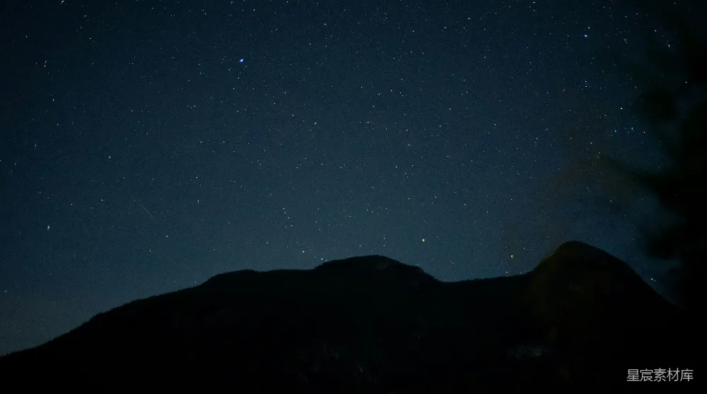 高清摄影 夜空繁星点点，山峰在上方。