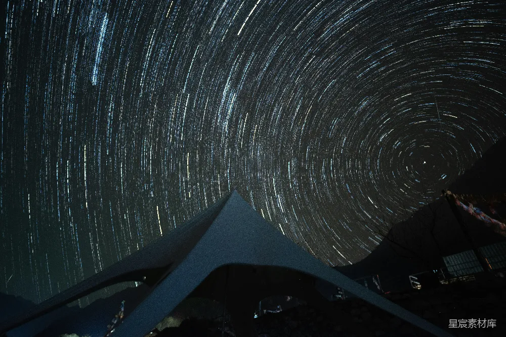 高清摄影 夜幕下现代建筑上的星轨景观