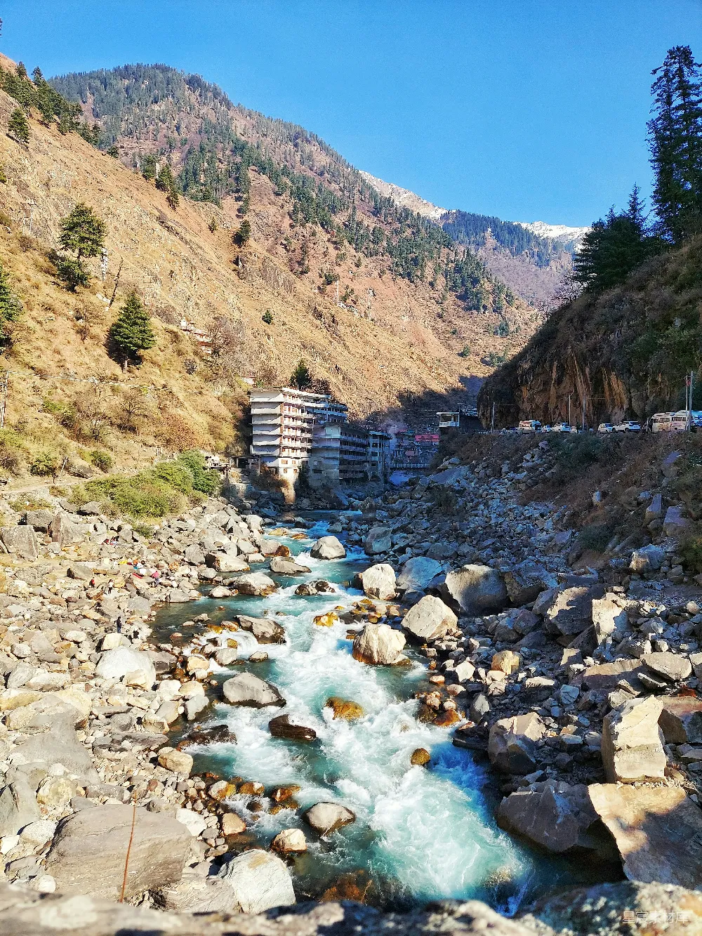 高清摄影 一条河流穿过被山环绕的山谷