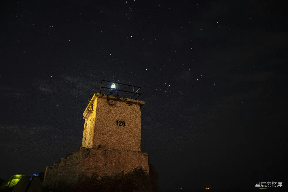 高清摄影 夜晚的混凝土建筑呈棕色。