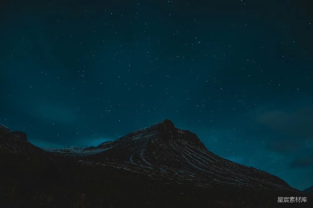 高清摄影 夜空繁星点点，山峰在上方