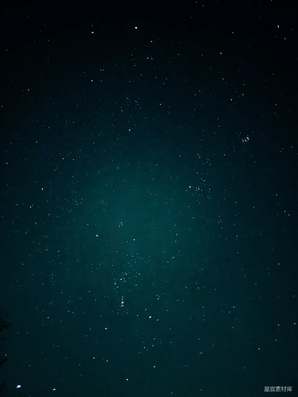 高清摄影 满天都是灿烂的星辰的黑暗夜空。