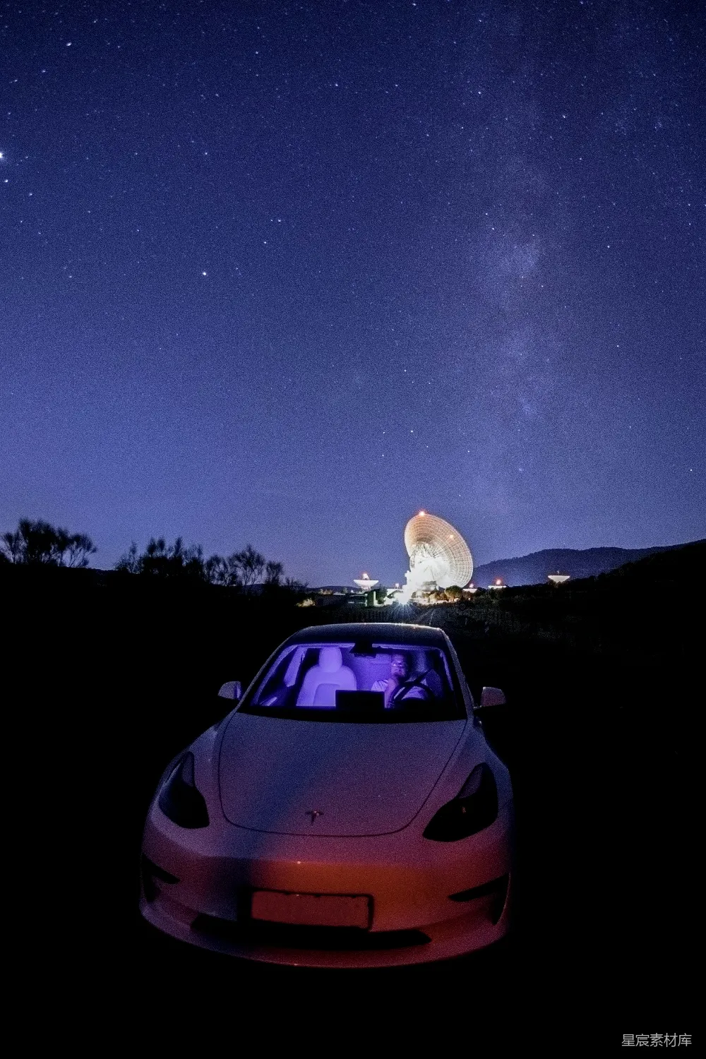 高清摄影 夜晚路上的一辆红车