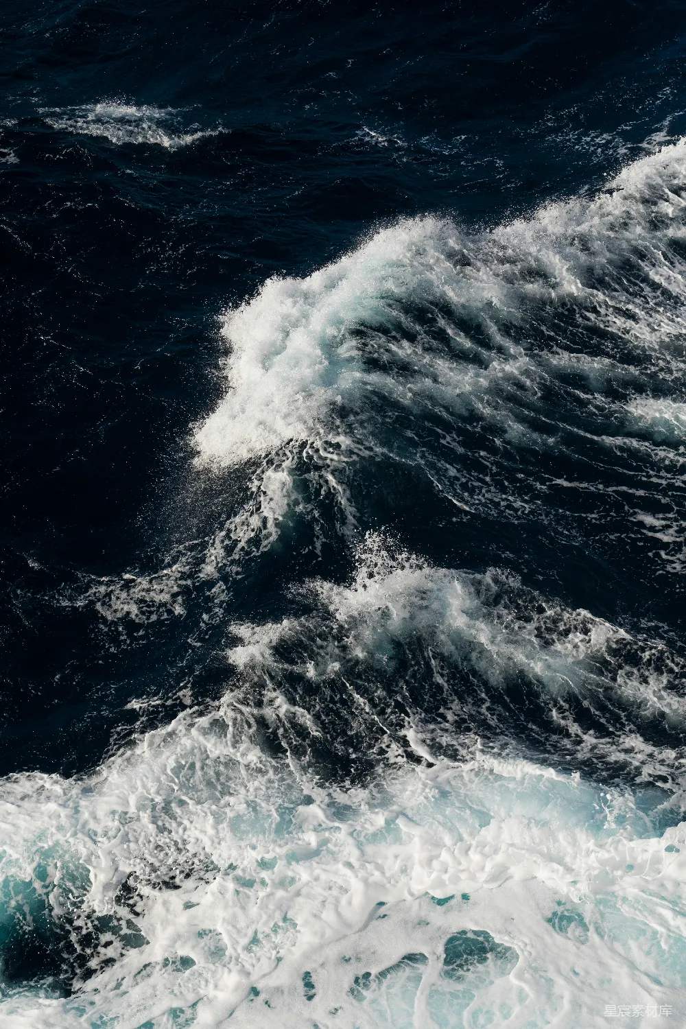 高清摄影 白天海浪撞击岸边