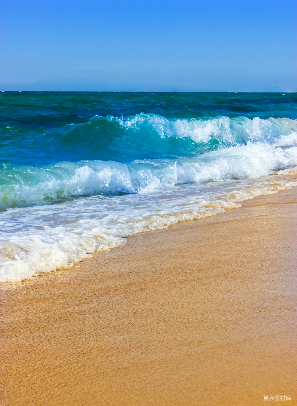 高清摄影 海浪在白天拍打海岸