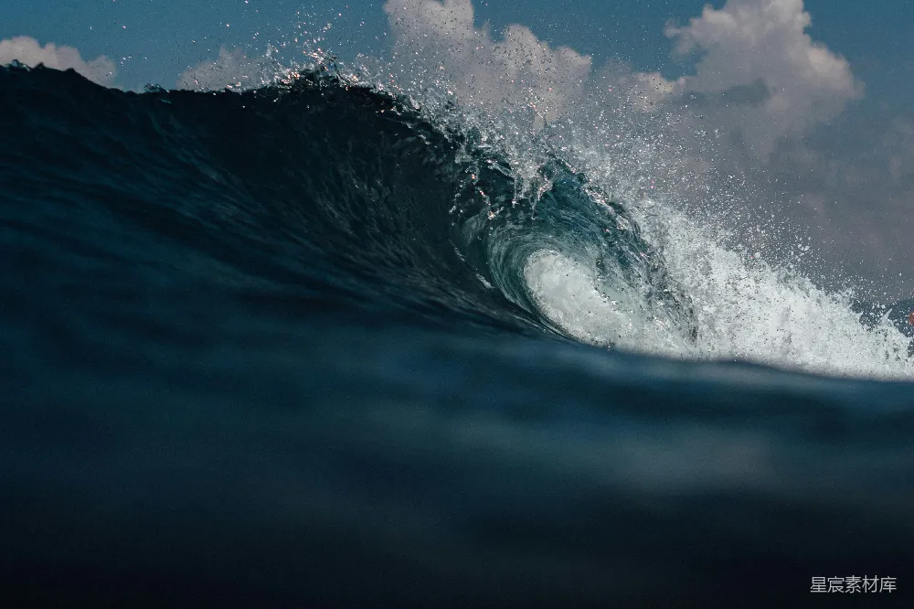 高清摄影 一个男子骑在冲浪板上 surfing于海浪之上
