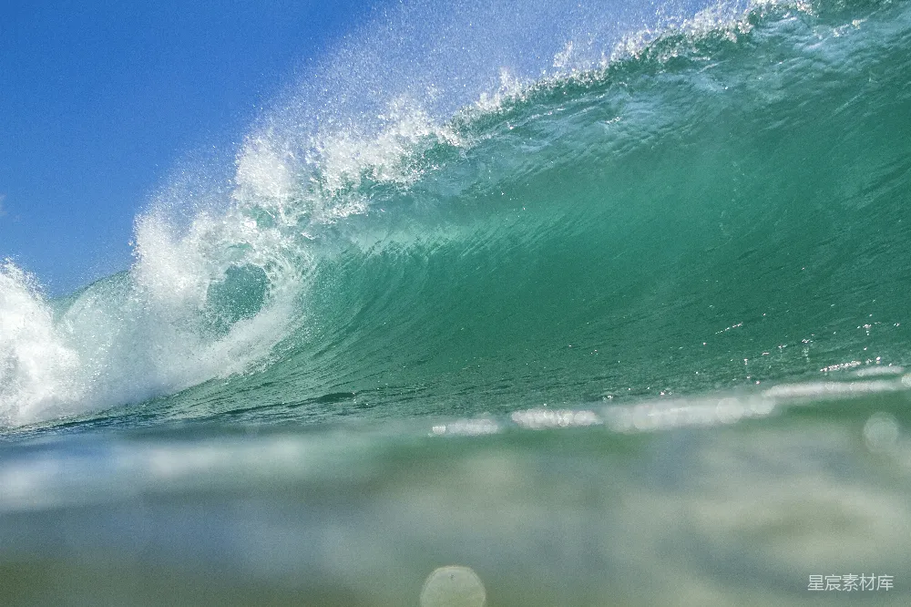 高清摄影 一个男子骑在冲浪板上 surfing于波浪之上
