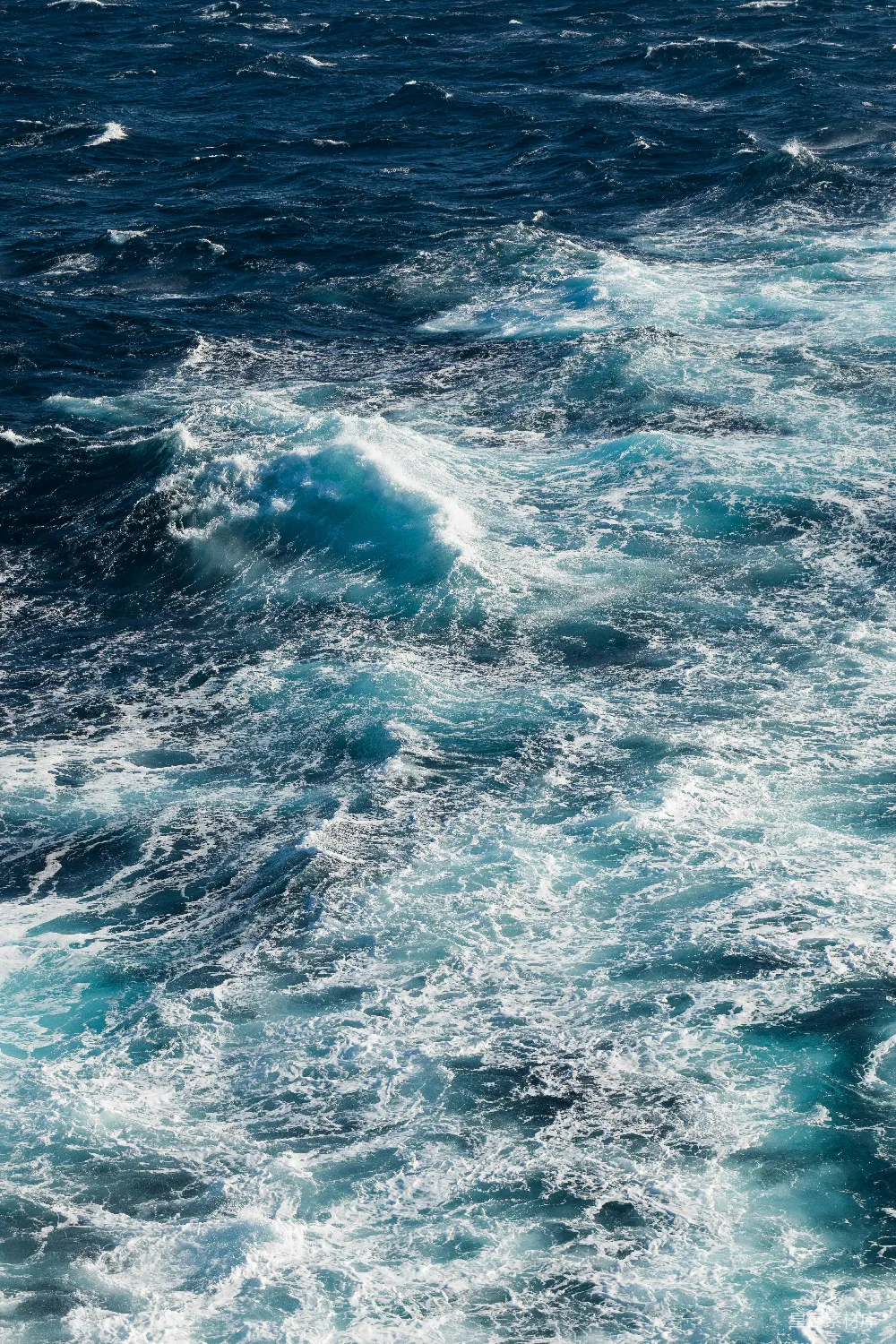 高清摄影 白天海浪拍打在岸边