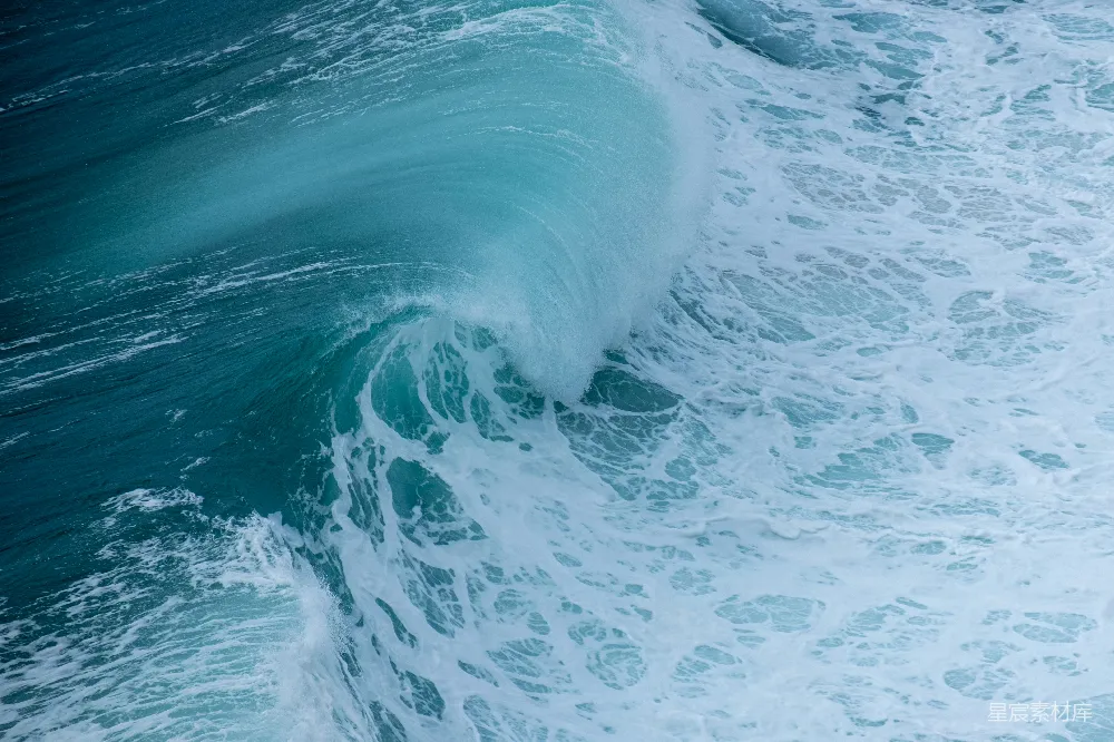 高清摄影 海洋中一个人坐在冲浪板上 surfing in the ocean on a surfboard