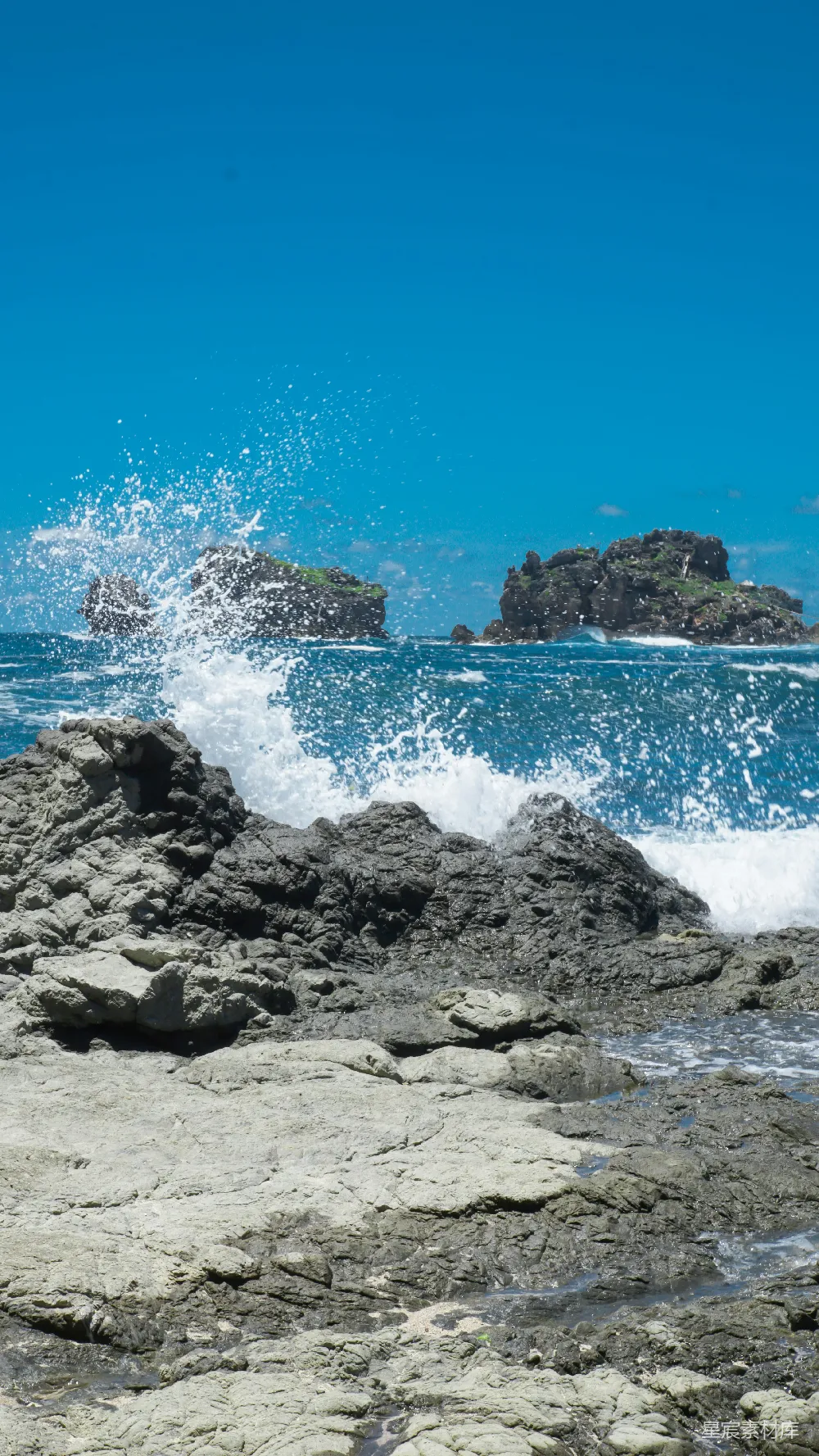 高清摄影 海边岩石上白天波浪拍打的声响
