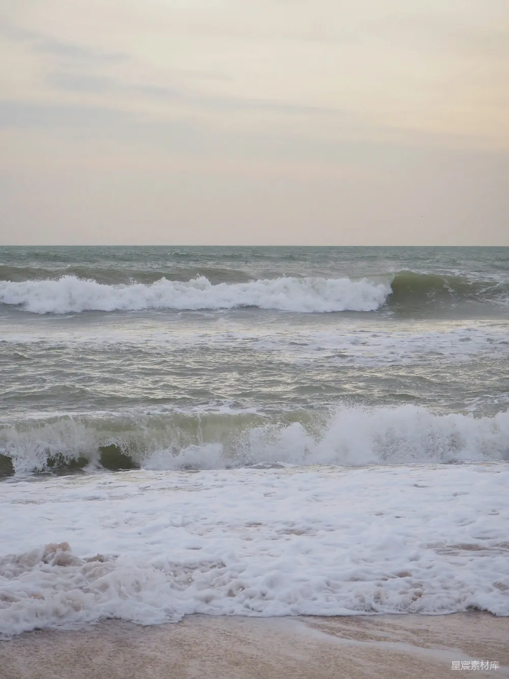 高清摄影 海滩上的波浪涌动
