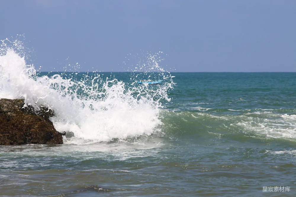 高清摄影 海边一个骑手在波浪上冲浪板上 Riding a surfboard on a wave in the ocean