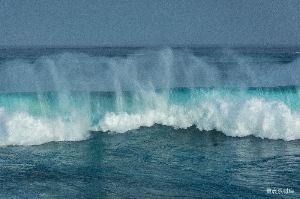 高清摄影 白天海浪拍打在海岸上