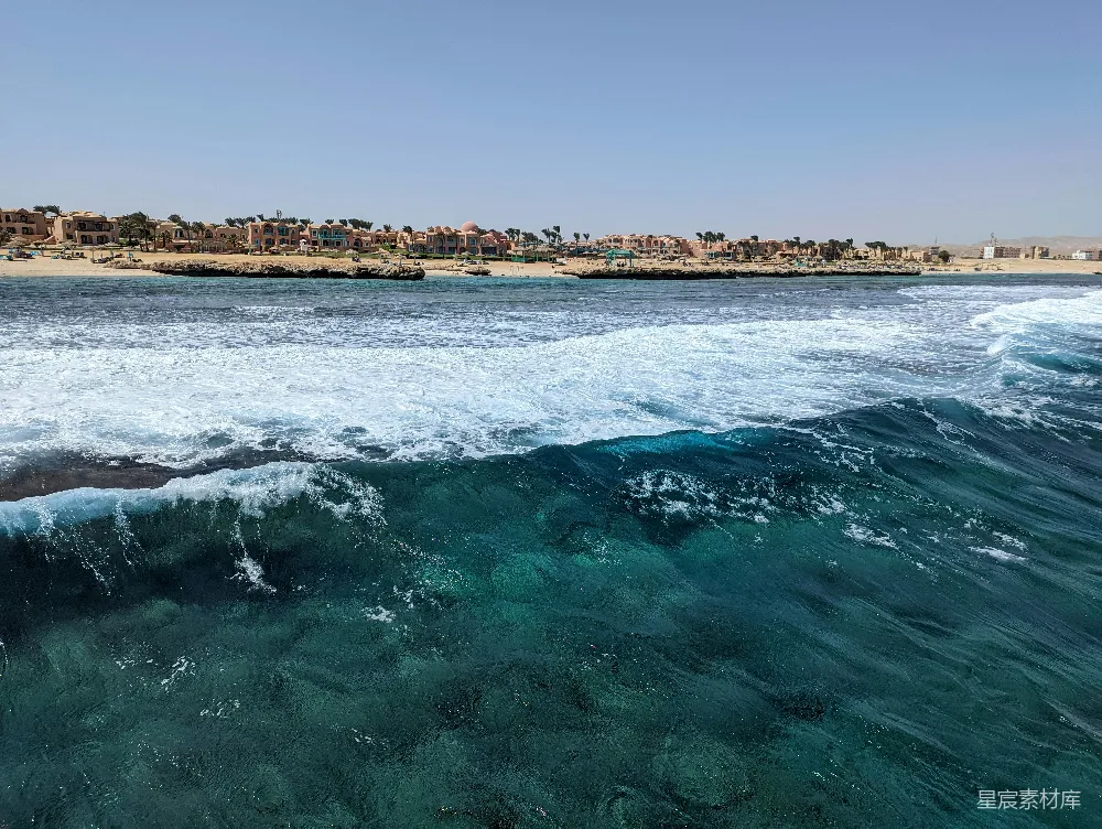 高清摄影 海滩上波浪拍打的声音，背景是邦迪海滩。