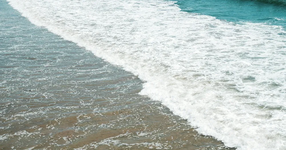 高清摄影 海边白天波浪撞击海岸的景象