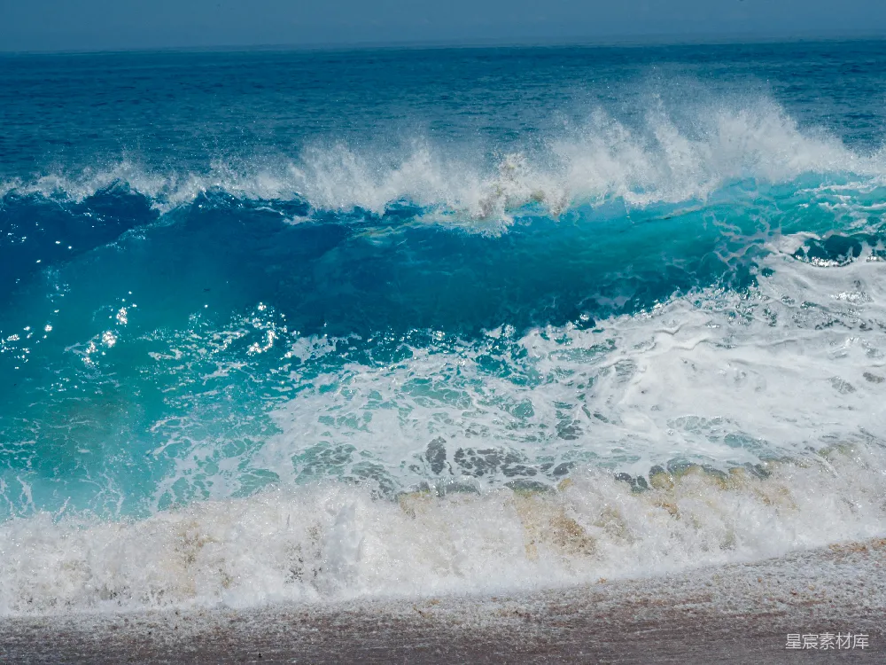 高清摄影 海边一个骑着冲浪板的人在海浪上移动