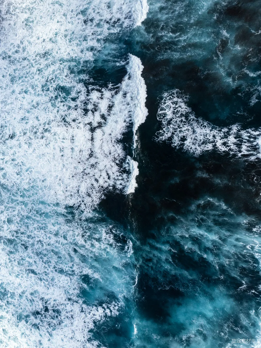 高清摄影 海滩上波浪的冲撞