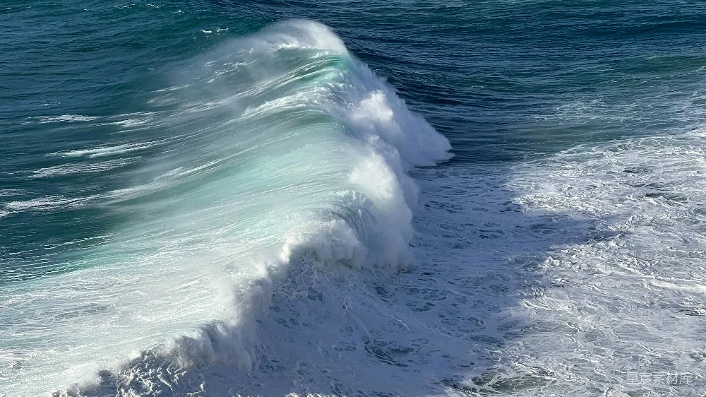 高清摄影 海边一个人在波浪上骑着冲浪板的人