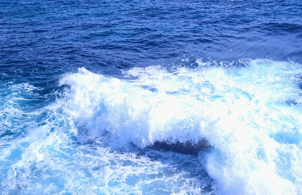 高清摄影 白色的泡沫和蓝色海水 crashing 的海浪