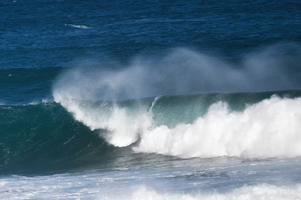 高清摄影 一个男子骑在冲浪板上 surfing于波峰之上